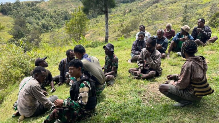 Satgas Pamtas RI-PNG Yonif 511/DY Tunjukkan Solidaritas di Rumah Duka Warga Lanny Jaya