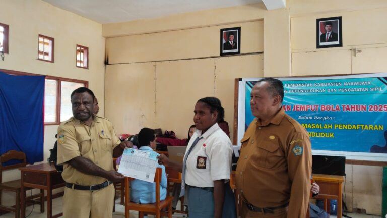 Dukcapil Jayawijaya Jemput Bola Perekaman E-KTP ke Sekolah, Siap Lanjut ke Distrik