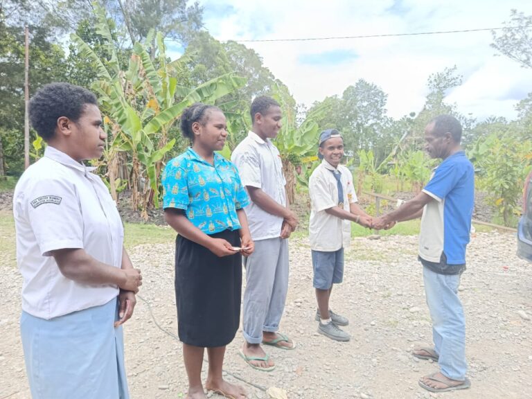 PLT Kepala Kampung Iriliga Dukung Pendidikan Melalui Bantuan Semangat Sekolah