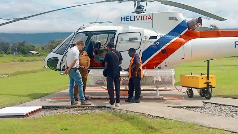 Jayawijaya Darurat, Bupati Murip Tinjau Lokasi Longsor dan Salurkan Bantuan