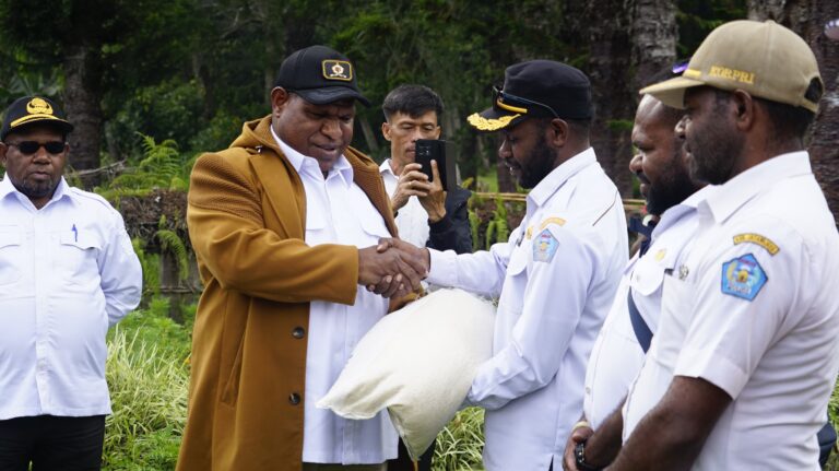 Pemkab Jayawijaya Salurkan Bantuan Beras dan Minyak Goreng di Distrik Asologaima