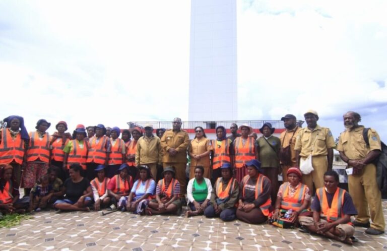 Bupati Jayawijaya Pimpin Aksi Bersih Tugu Salib, Ajak Warga Jaga Kota DANI