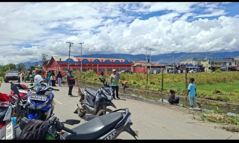DLH Jayawijaya Bersihkan Saluran Air Jelang HPSN 2026