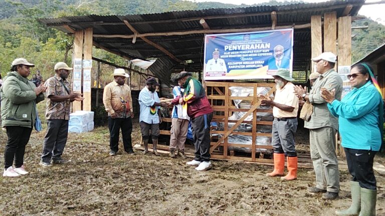 Pemkab Jayawijaya Serahkan Bantuan Alat Pengolahan Kopi kepada Petani