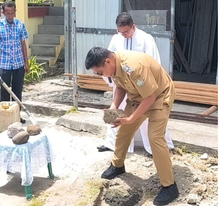 Gelar Kunjungan, Wakil Bupati Sangihe Letakkan Batu Dasar Kantor Resort GMIST Tatoareng.