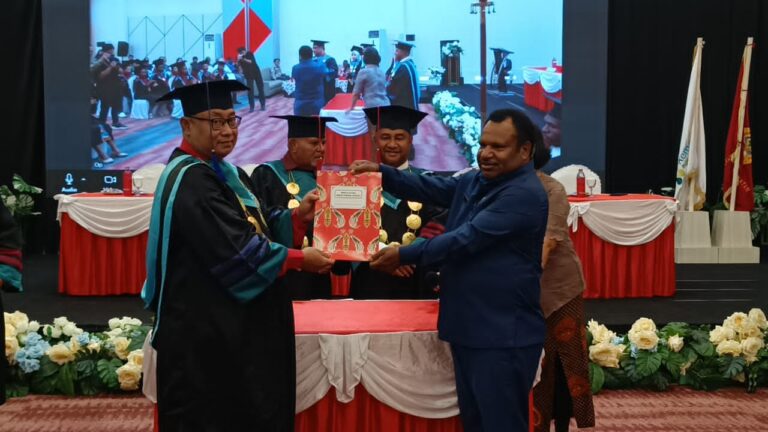 Bupati Jayawijaya Ucapkan Selamat kepada Wisudawan Sarjana Terapan Keperawatan
