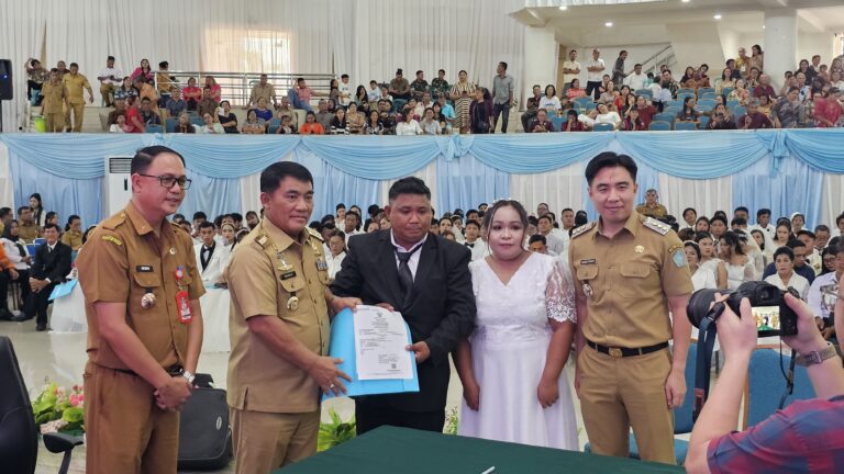 Terima Penghargaan Inovasi Pelayanan Publik, Bupati Sangihe Jadi Saksi Perempuan di Kawin Massal