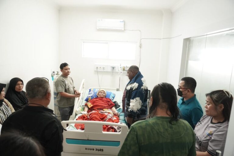 Bupati Jayawijaya, Jenguk korban Tembak FBLB